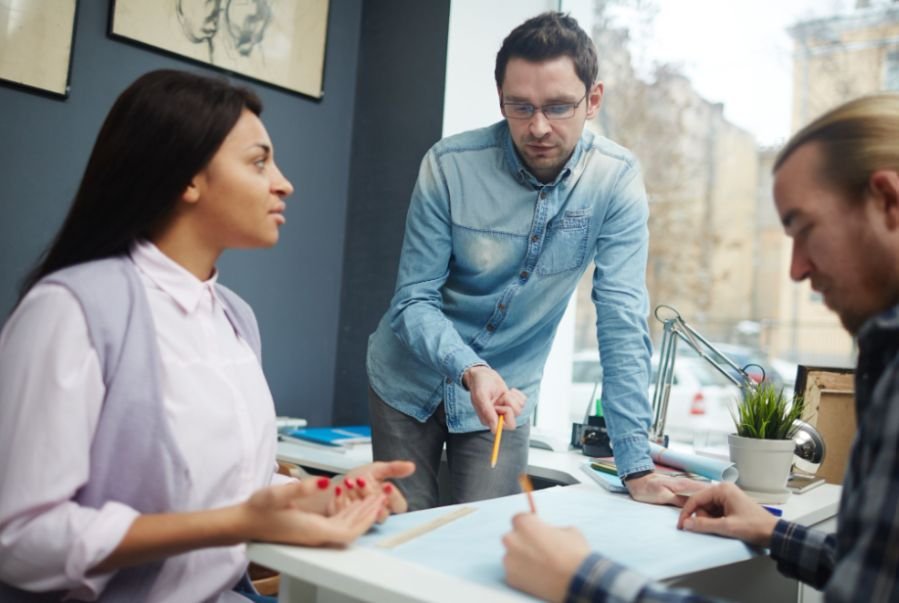 How to Improve Communication Between Managers and Employees Without More Meetings